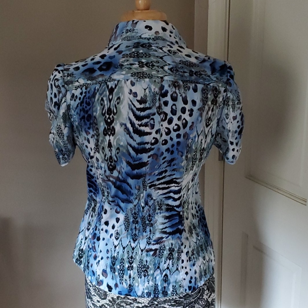 Joanna blue animal print button down top, size PS - Picture 3 of 4
